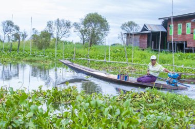 Intha adam Inle Gölü Myanmar teknesinde