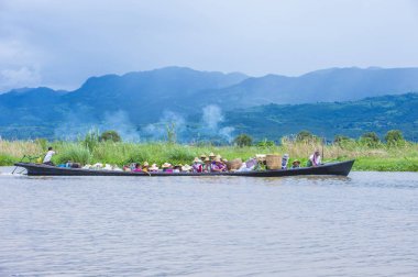 Intha adam Inle Gölü Myanmar teknesinde
