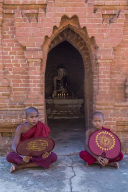 Acemi rahipler de bagan Myanmar