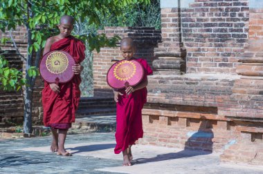 Acemi rahipler de bagan Myanmar