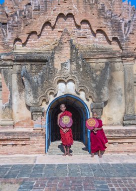 Acemi rahipler de bagan Myanmar