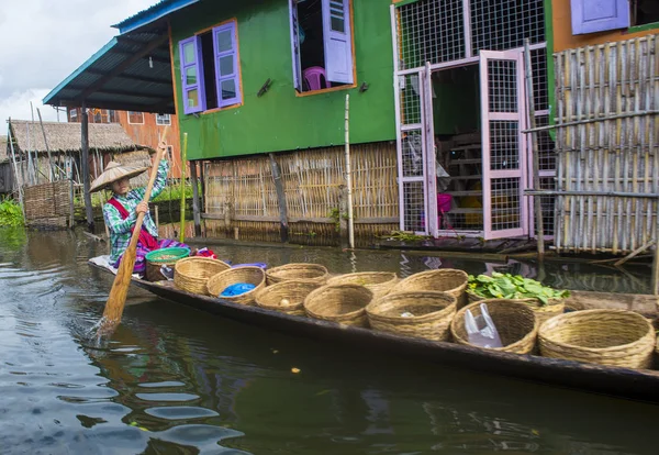 Intha kadın onun tekne Inle Gölü Myanmar