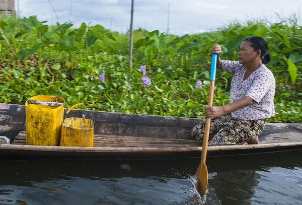 Intha vrouw op haar boot in Inle lake Myanmar — Stockfoto