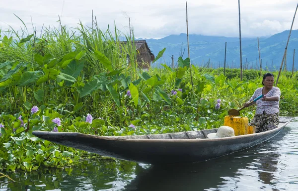 Intha kadın onun tekne Inle Gölü Myanmar — Stok fotoğraf