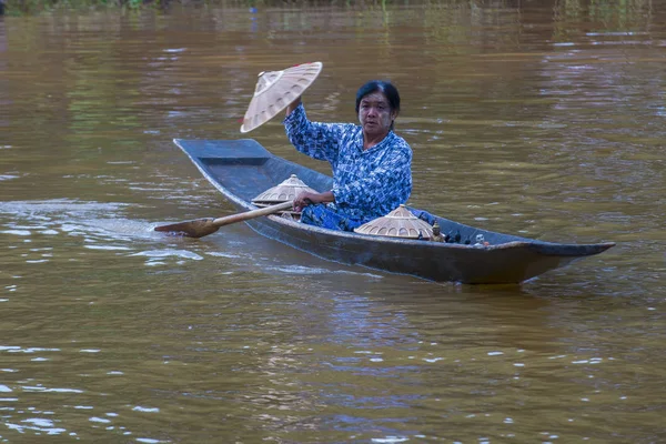 インレー湖ミャンマーで彼女のボートのインダー女性 — ストック写真