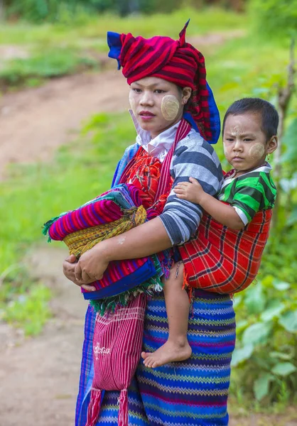 Portret van Intha stam vrouw in Myanmar — Stockfoto