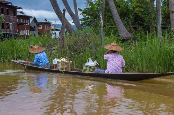Intha ihmiset siellä veneessä Inle järven Myanmar — kuvapankkivalokuva