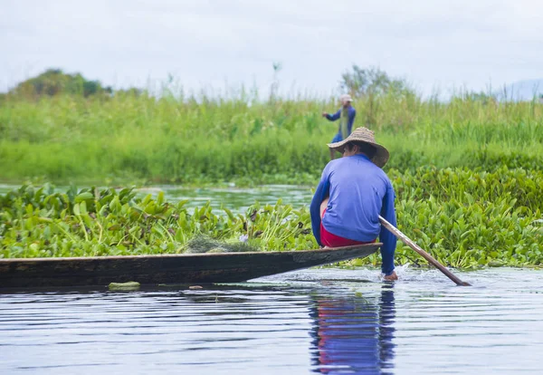 Intha adam Inle Gölü Myanmar teknesinde