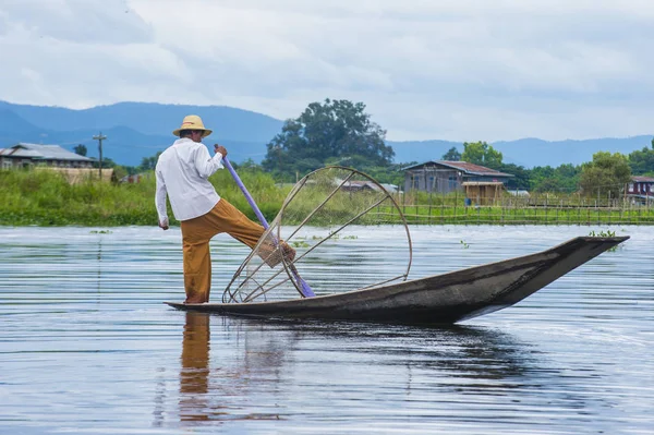 Barmský rybář na jezeře inle lake — Stock fotografie