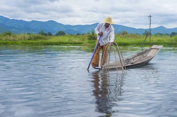 Pescador birmano en el lago Inle —  Fotos de Stock