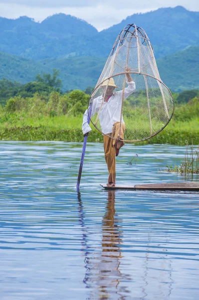 Burmese fisherman at Inle lake — Stock Photo, Image