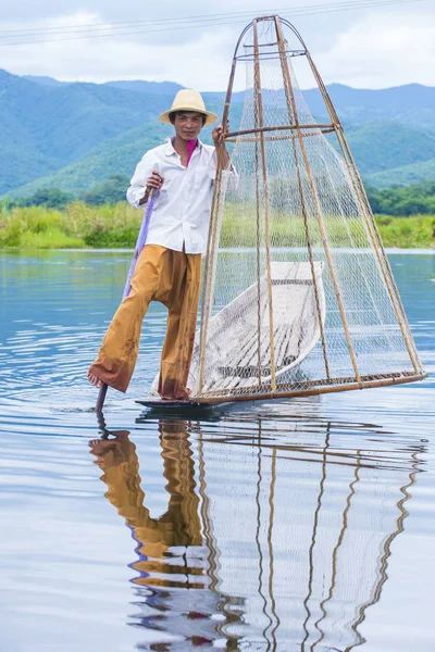 Burmese fisherman at Inle lake — Stock Photo, Image