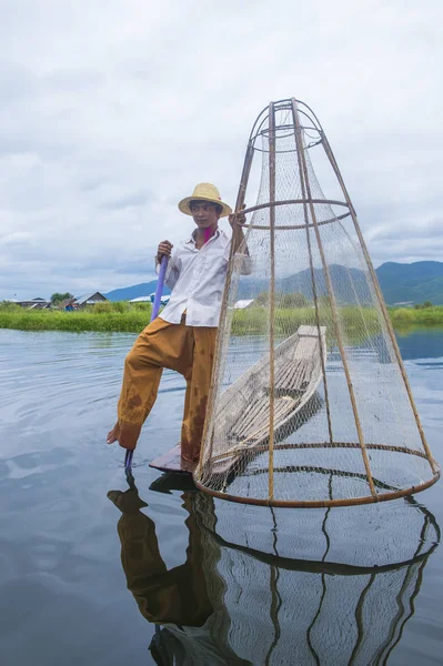 Birman balıkçı Inle Gölü