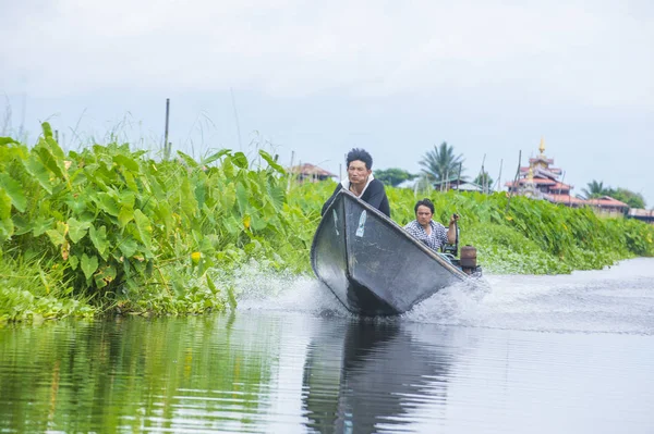 Intha adam Inle Gölü Myanmar teknesinde