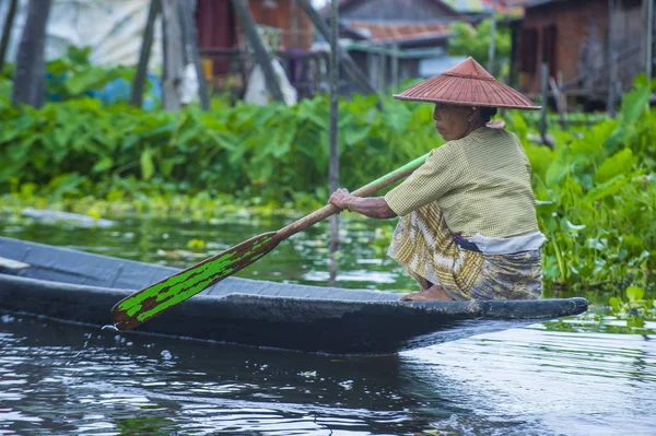 Intha vrouw op haar boot in Inle lake Myanmar — Stockfoto