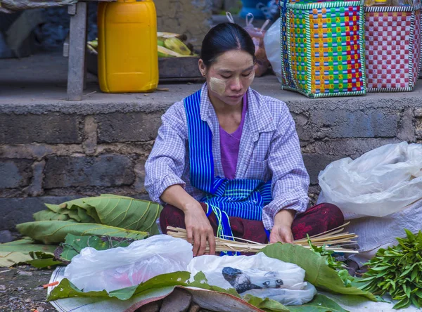 Vendedor de hojas de betel en Myanmar — Foto de Stock