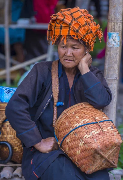 Retrato da mulher da tribo Pao em Mianmar — Fotografia de Stock