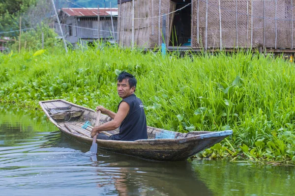 Intha hombre en su barco en Inle lago Myanmar — Foto de Stock