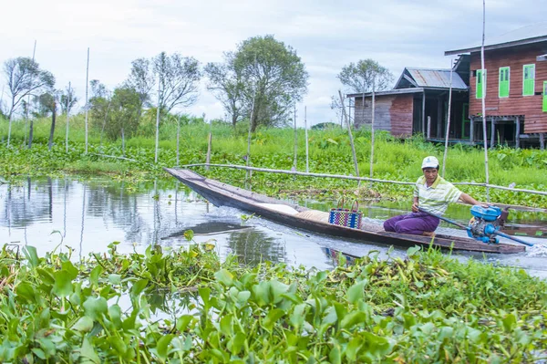 Intha man op zijn boot in Inle lake Myanmar — Stockfoto