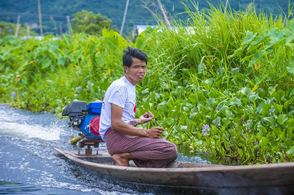 インレー湖ミャンマーで彼のボートに乗ってインダー男 — ストック写真