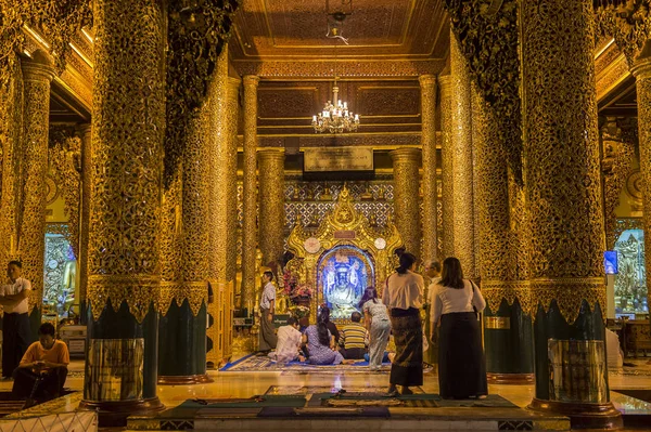 Shwedagon pagoda in Yangon, Myanmar —  Fotos de Stock