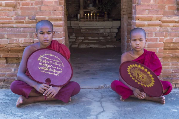 Acemi rahipler de bagan Myanmar