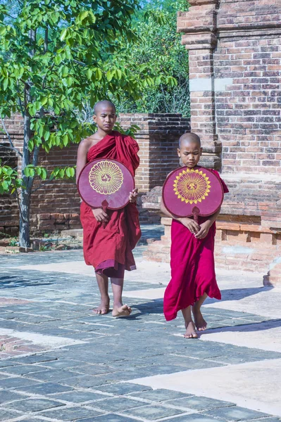 Acemi rahipler de bagan Myanmar