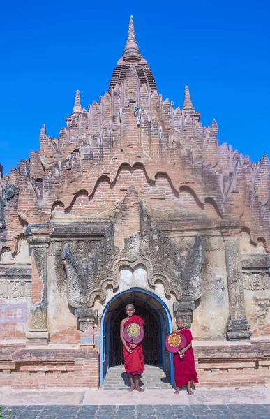 Acemi rahipler de bagan Myanmar