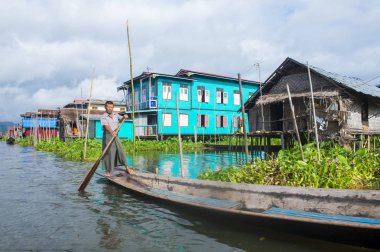 Intha adam Inle Gölü Myanmar teknesinde
