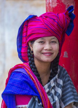 Intha kabile kadın Myanmar portresini
