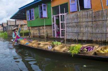 Intha kadın onun tekne Inle Gölü Myanmar