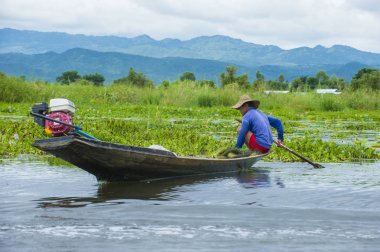 Intha adam Inle Gölü Myanmar teknesinde