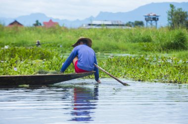 Intha adam Inle Gölü Myanmar teknesinde