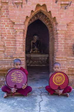 Acemi rahipler de bagan Myanmar