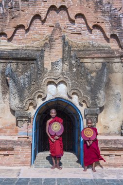 Acemi rahipler de bagan Myanmar
