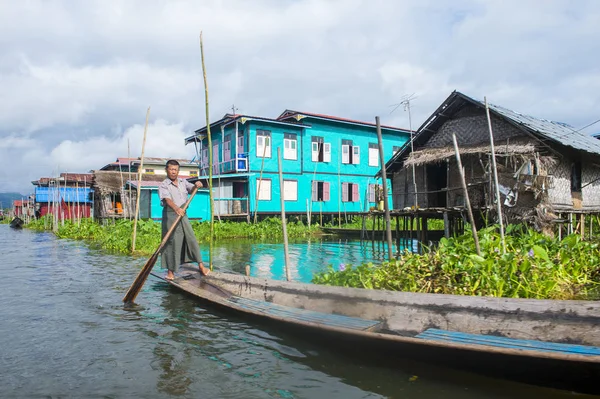 Intha adam Inle Gölü Myanmar teknesinde