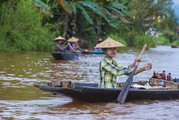 Intha kadın onun tekne Inle Gölü Myanmar