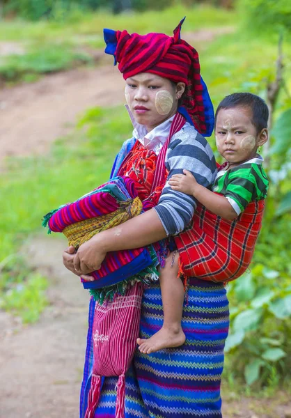 Intha kabile kadın Myanmar portresini