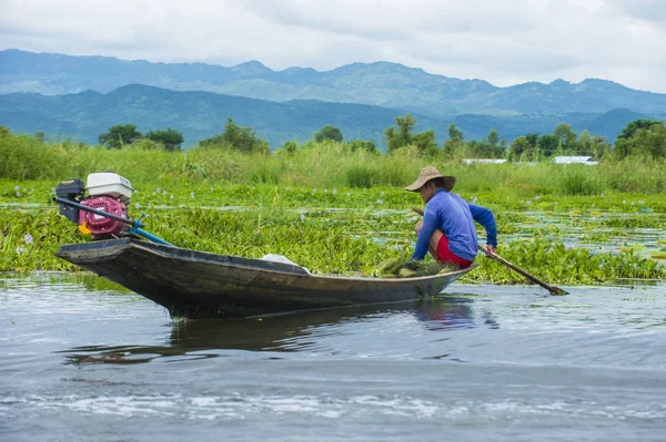 Intha adam Inle Gölü Myanmar teknesinde