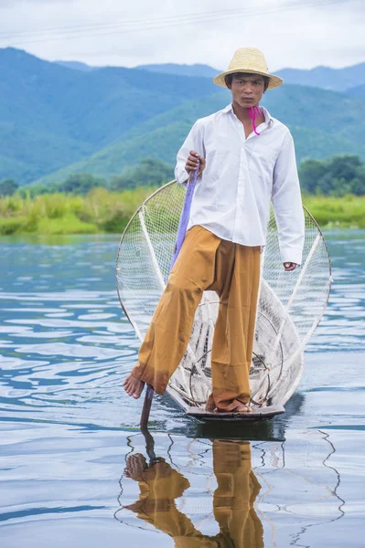 Birman balıkçı Inle Gölü