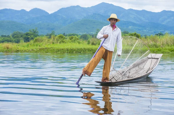 Birman balıkçı Inle Gölü