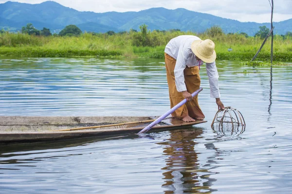 Barmský rybář na jezeře inle lake — Stock fotografie