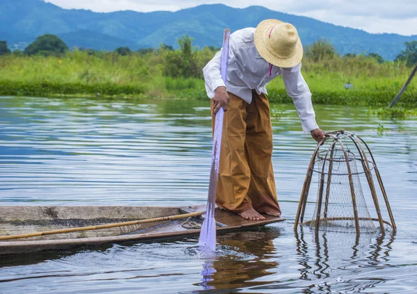 Barmský rybář na jezeře inle lake — Stock fotografie