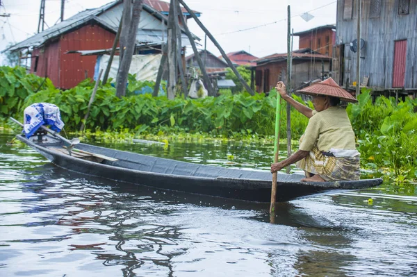 Intha kadın onun tekne Inle Gölü Myanmar