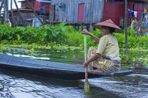 Intha žena na její lodi v Myanmaru jezero Inle — Stock fotografie