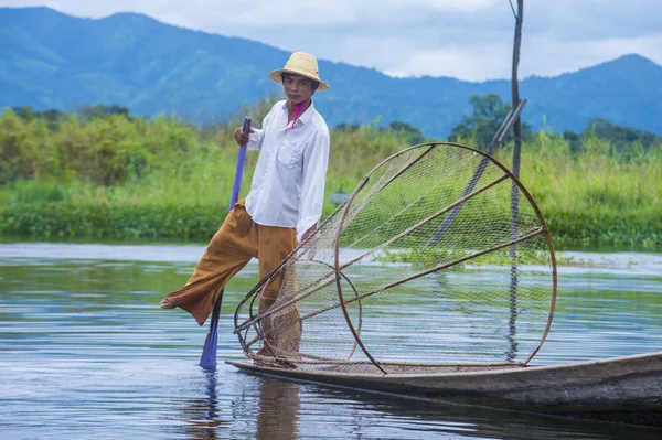 Burmese fisherman at Inle lake — Stock Photo, Image