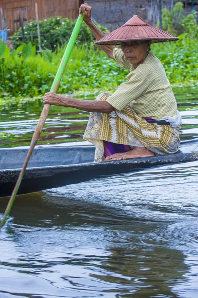 Intha žena na její lodi v Myanmaru jezero Inle — Stock fotografie