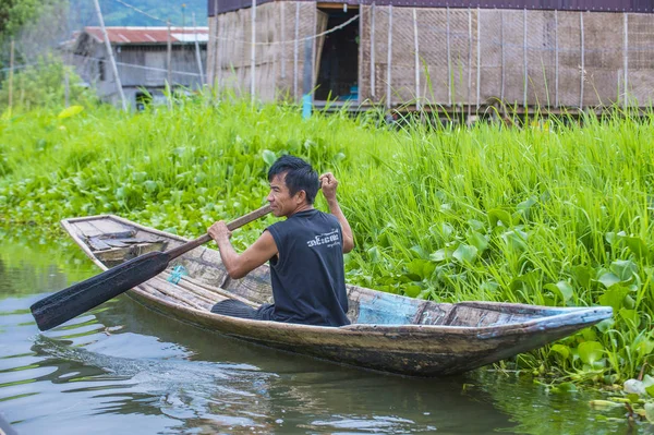 Intha muž na lodi v Myanmaru jezero Inle — Stock fotografie