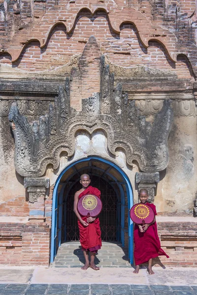 Acemi rahipler de bagan Myanmar