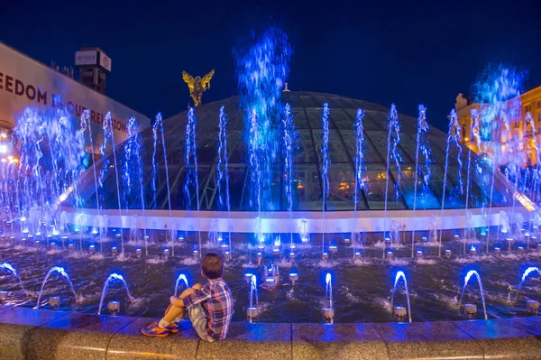 Kiev çeşmeler Maidan Nezalezhnosti üzerinde — Stok fotoğraf